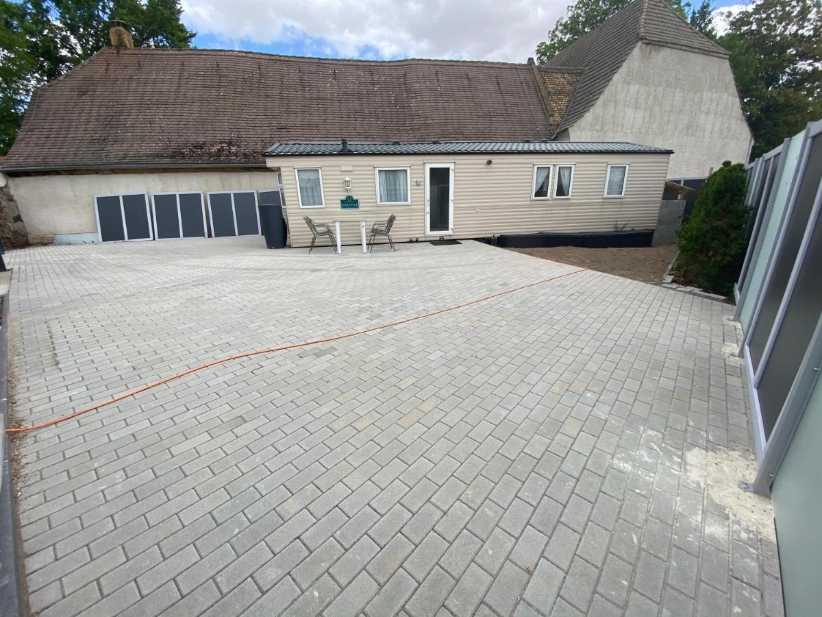 Blitz Blank Neue Messe Apartment *